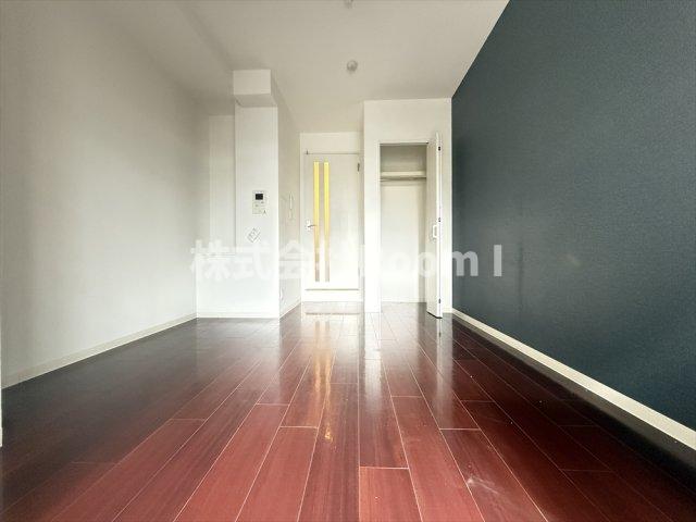 居室・リビング　落ち着いた色調の洋室です