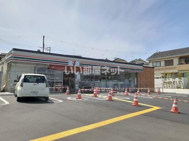 コンビニ　セブンイレブン三木中自由が丘店（コンビニ）まで604m