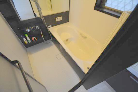 バス・シャワールーム　大きなバスルームは、足を伸ばせしてゆっくりできます。