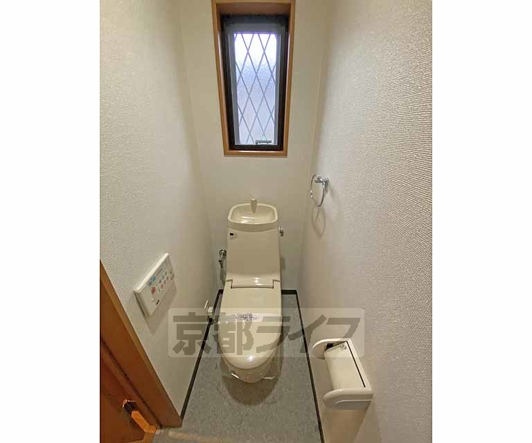 トイレ　窓のある明るいトイレです。洗浄機能付きで快適です。