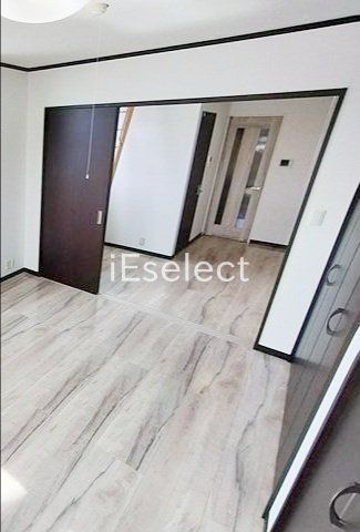 居室・リビング　窓の多い明るい居室