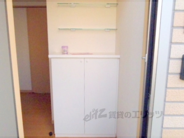 収納　下駄箱の上には棚付です