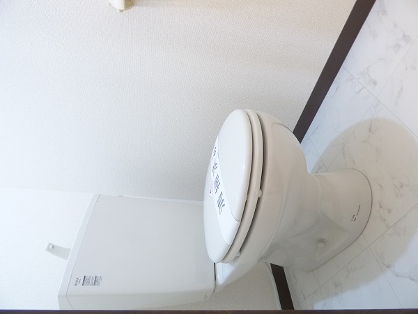 トイレ　温水洗浄便座付き（写真は別部屋です）