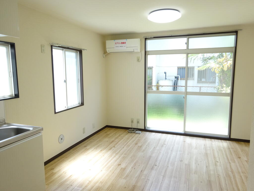 居室・リビング　10帖のリビング　窓が多く明るい室内