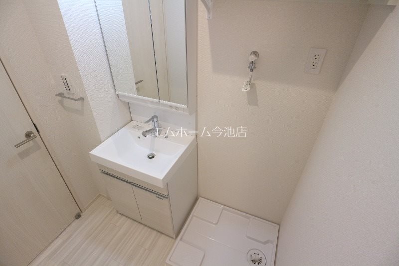 洗面設備　脱衣所　独立洗面台（シャンプードレッサー付）