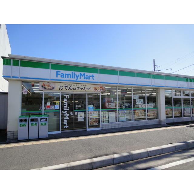 コンビニ　ファミリーマート六会日大駅前店（コンビニ）まで374m