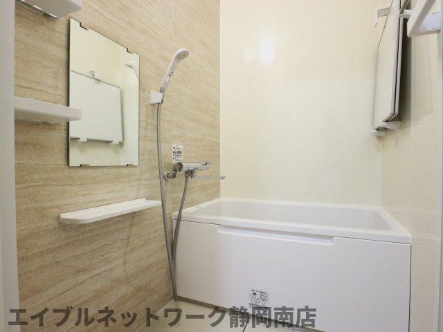 バス・シャワールーム　コンパクトで使いやすいお風呂です