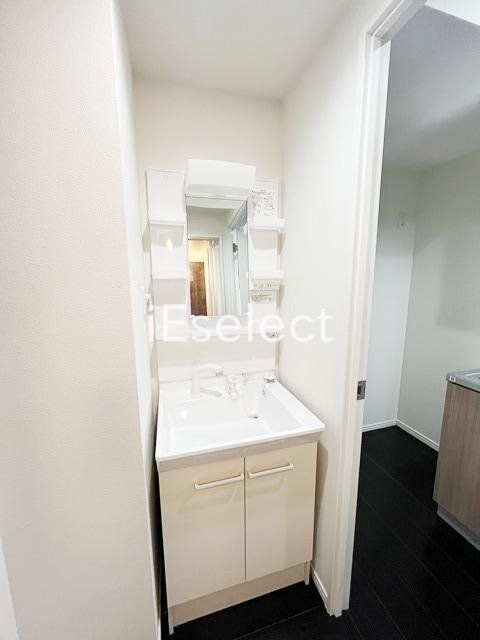 洗面設備　毎朝の準備に便利な独立洗面台です。