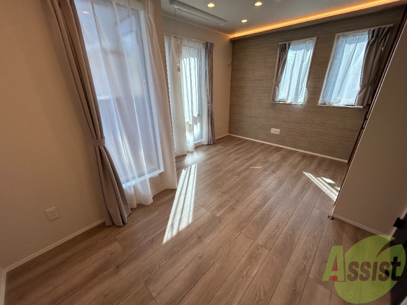 居室・リビング　７．６帖のリビングです。窓が多く日中は明るいです。