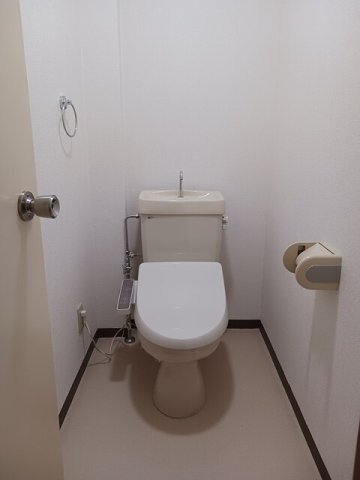トイレ　落ち着いた色調のトイレです