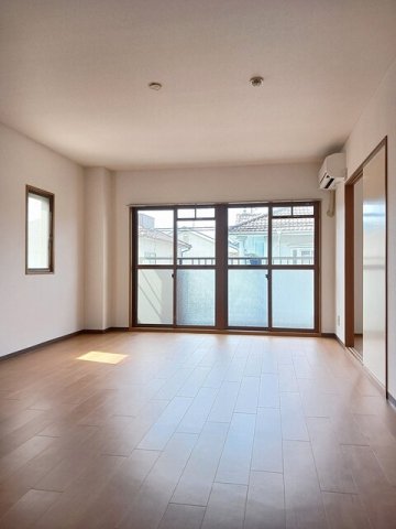 居室・リビング　こちらの居間で趣味の時間をお楽しみください