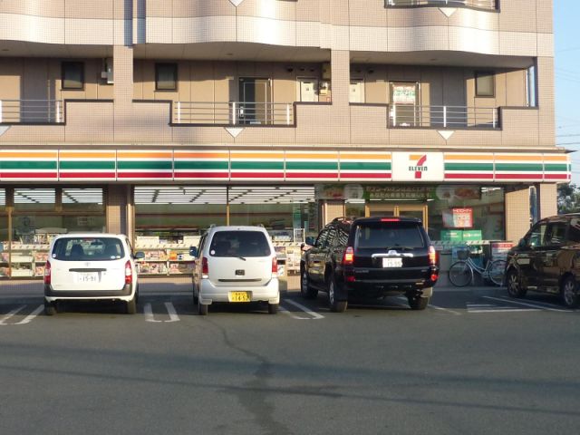 コンビニ　セブンイレブン（コンビニ）まで710m