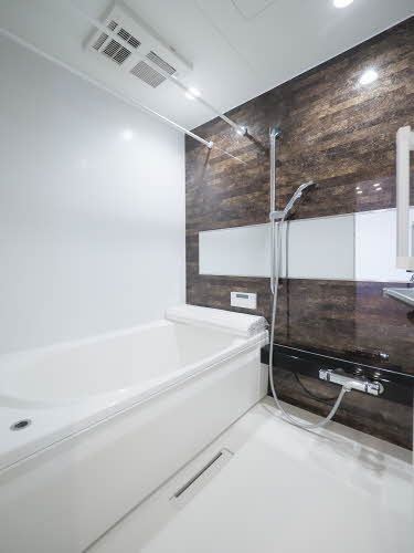 バス・シャワールーム　【ユニットバス】オシャレなアクセントを施したゆったりユニッ…