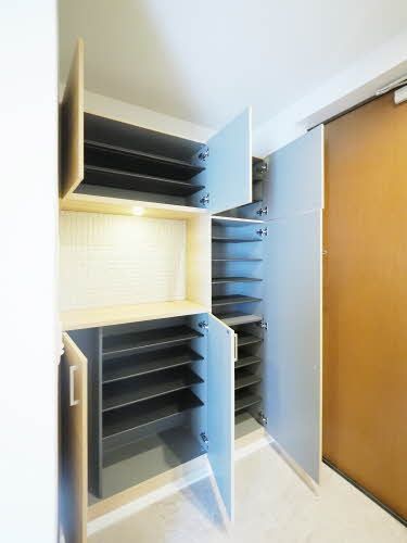 玄関　収納内の段差をかえることができるシューズボックス。ブーツな…