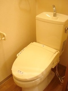 トイレ　ウォシュレット機能付きです。