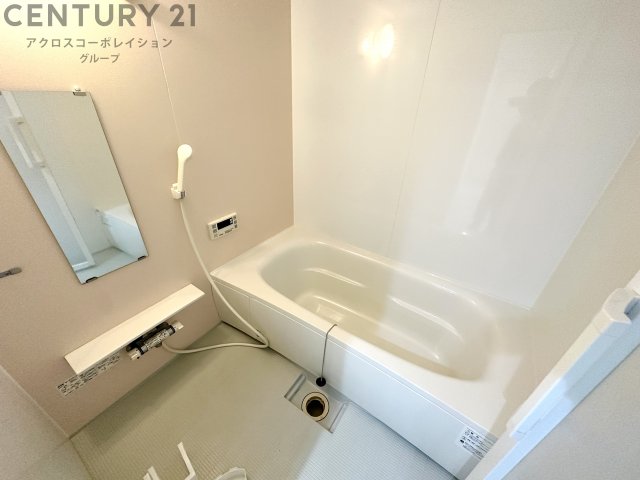 バス・シャワールーム　浴室乾燥・追い焚き機能付き♪