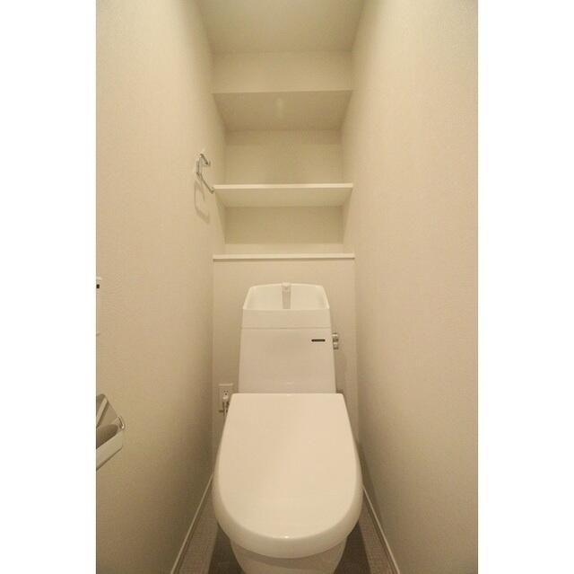 トイレ　落ち着いた色調のトイレです