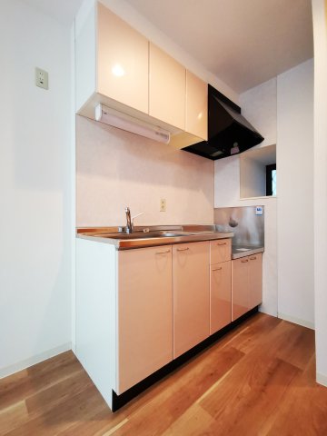 キッチン　同物件、別号室の写真です。