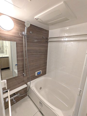バス・シャワールーム　追焚オートバス、浴室換気乾燥機、浴室TV、ワイドシャワーヘッ