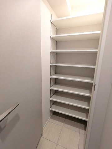 玄関　トランクなども入るシューズインクローゼットです