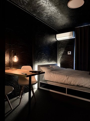 その他設備　ダブルベッド、ワーキングスペース