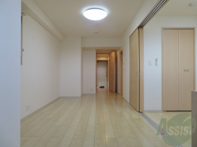居室・リビング　こちららは１０．９帖のフローリングのお部屋になります。