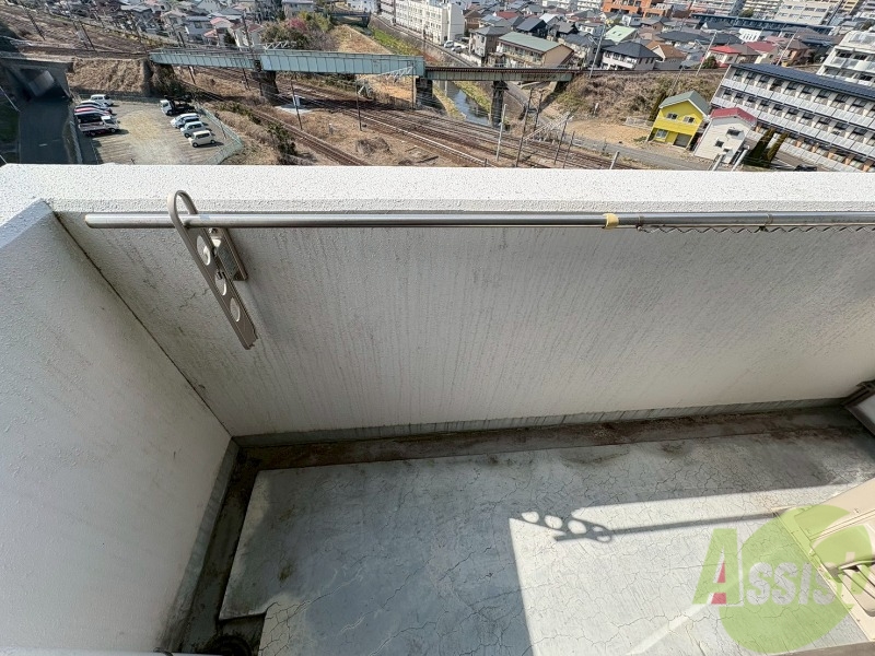 バルコニー　バルコニーに物干しがあるので洗濯物が干せます。