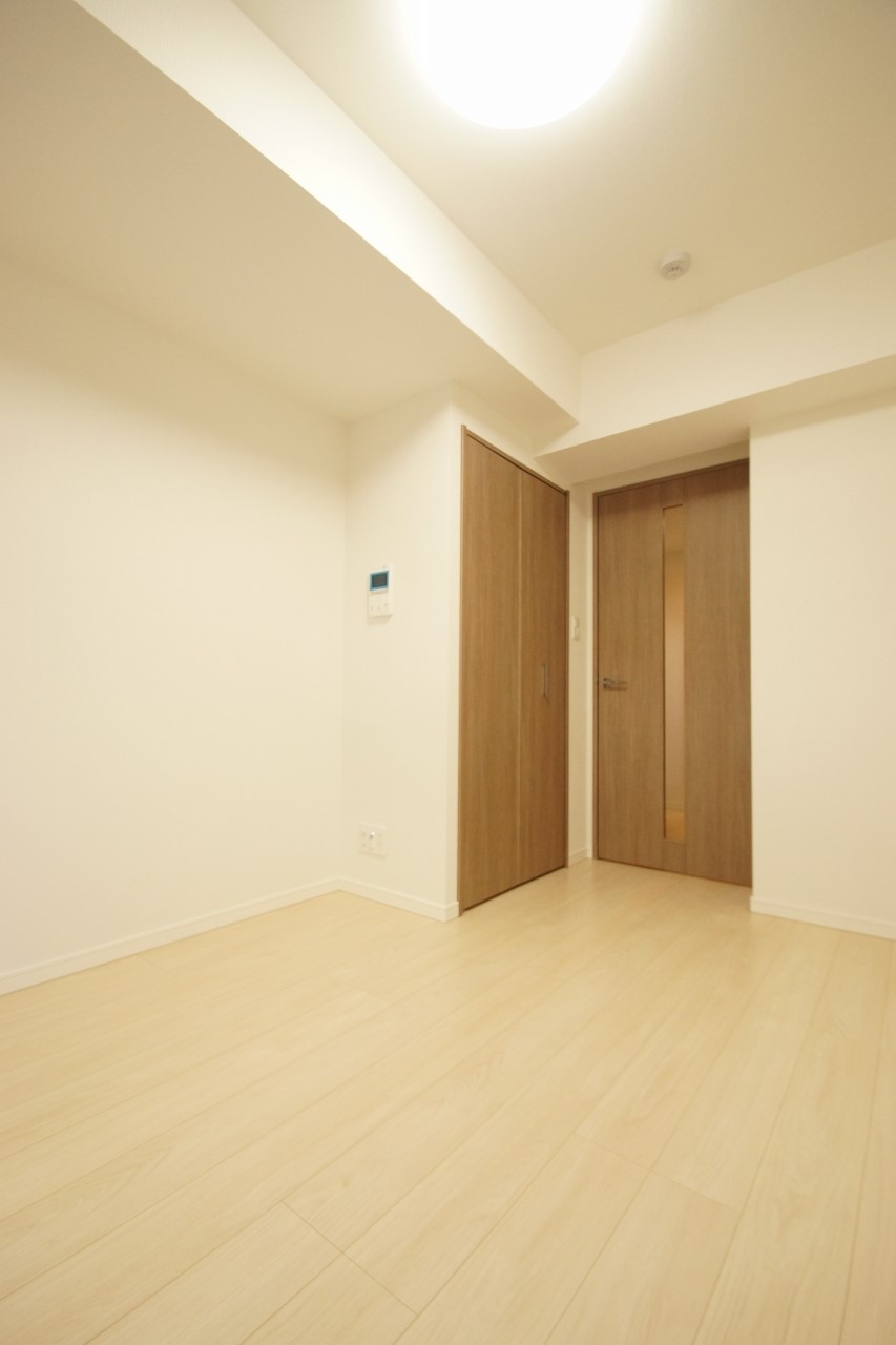 居室・リビング　落ち着いた色合いの床材を使用した居住空間です。