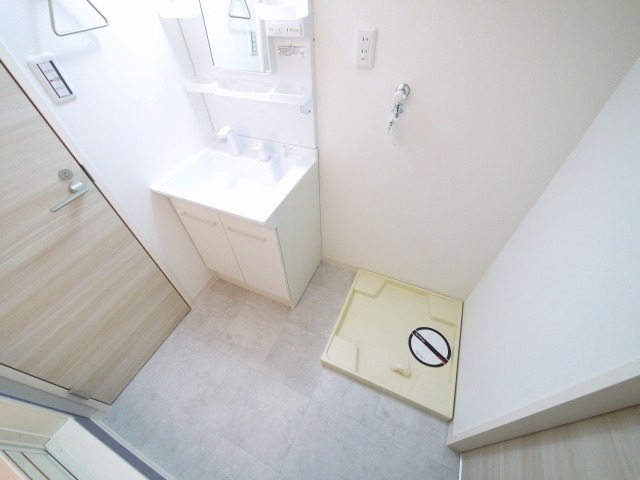 洗面設備　明るい洗面所です