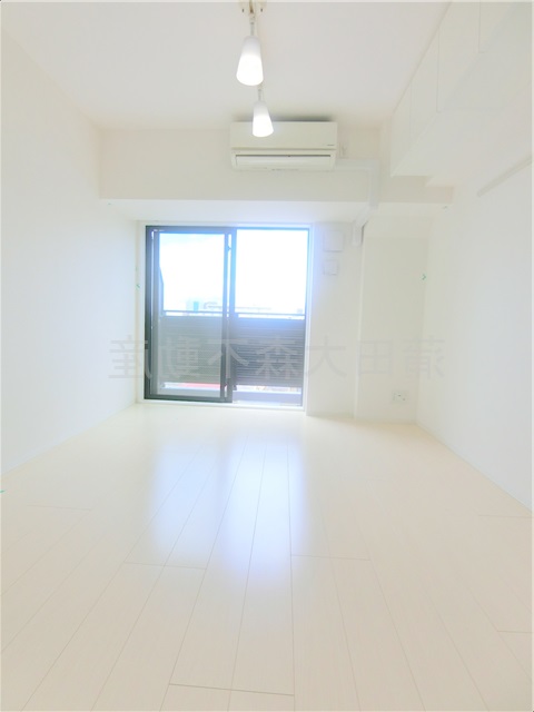 居室・リビング　洋室8.4帖　白基調の内装！