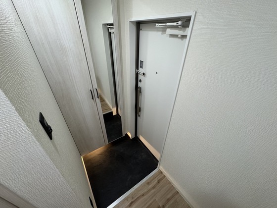 玄関　※別号室の写真です。