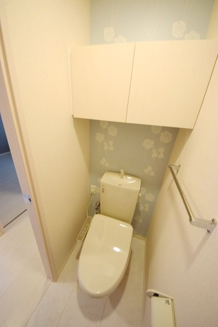 トイレ　★シャワートイレと収納棚も完備ですよ★
