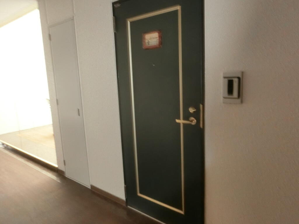 京王新線 初台駅 徒歩4分 3階建 築37年の玄関写真