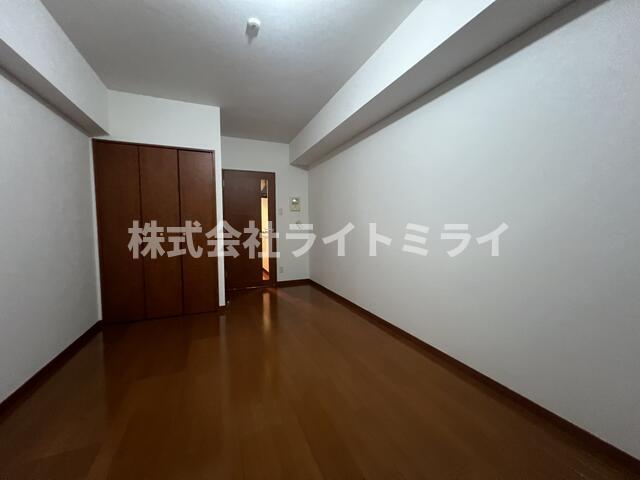バルコニー　白いクロスにブラウンの建具で…?