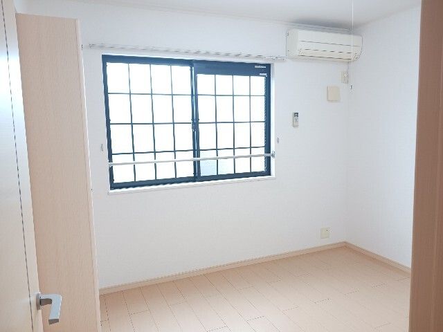 その他部屋・スペース　落ち着いた色調の寝室です