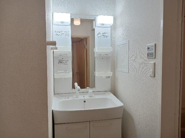 洗面設備　明るい洗面所です