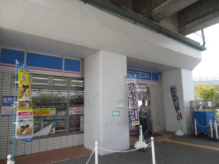 コンビニ　ローソン 尼崎センタープール前駅店（コンビニ）まで500m