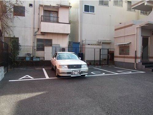 駐車場　２００００円／月　空き状況お問い合わせください。
