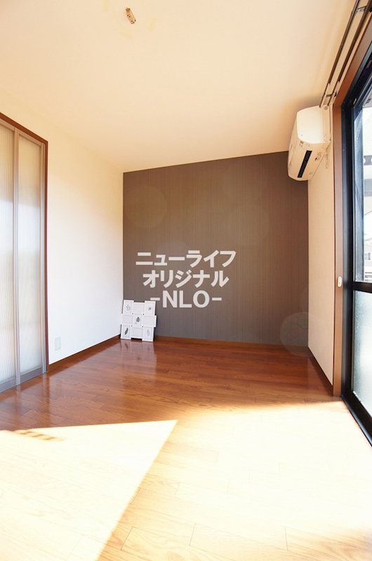居室・リビング　5.7帖洋室　陽光がたっぷり差し込む明るい居室です☆
