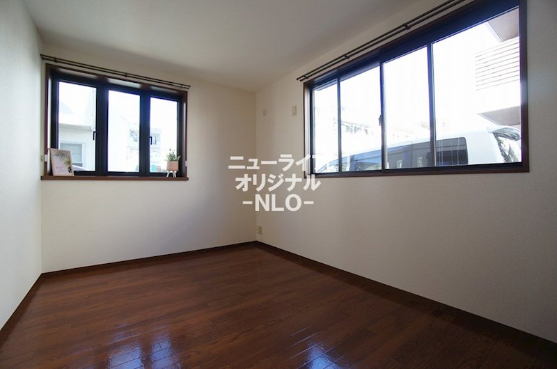 その他部屋・スペース　5帖洋室は窓が2面あるので通風・日当たり良好です！