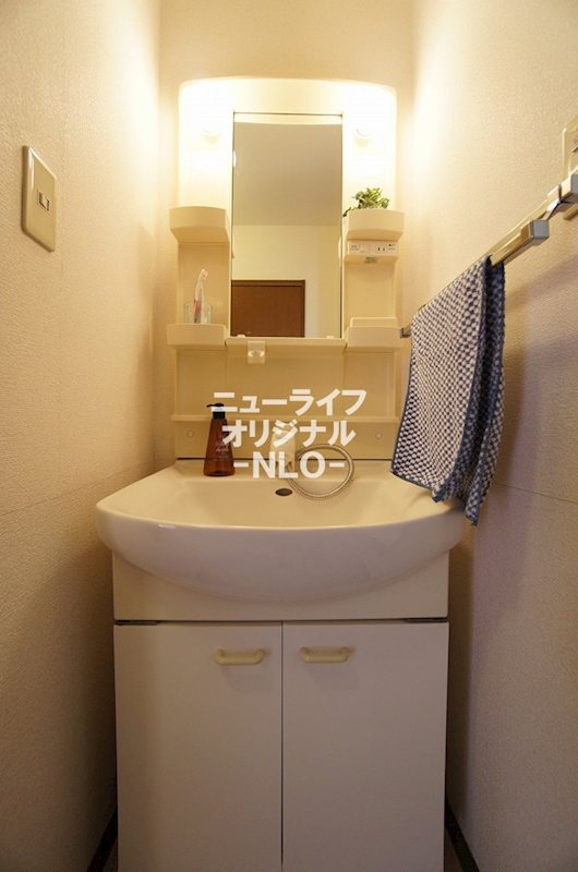 洗面設備　シャワー付洗面台で忙しい朝でもラクに支度ができます！