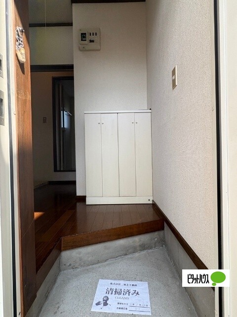 玄関　※入居中またはリフォーム中のため同棟別室写真