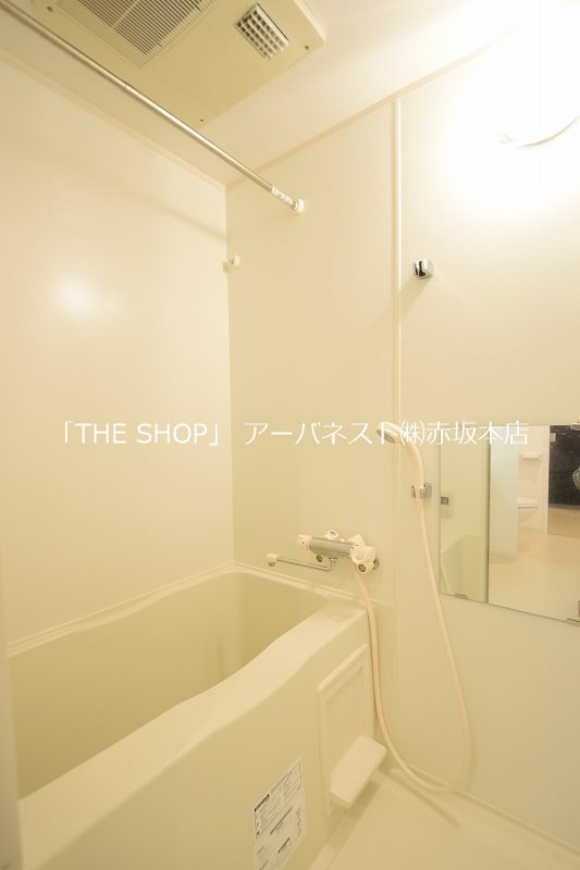 バス・シャワールーム　同物件別タイプの室内写真です