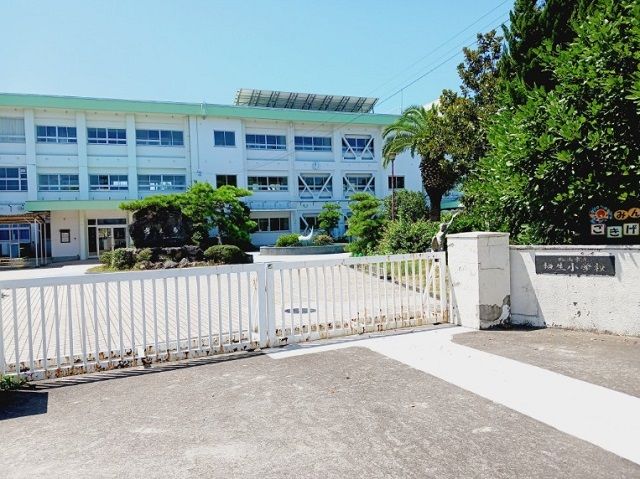 小学校　松山市立垣生小学校様（小学校）まで1500m