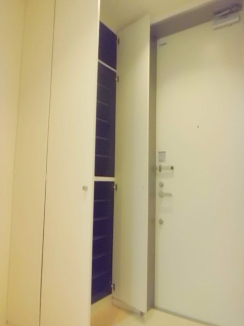 玄関　玄関には収納あり