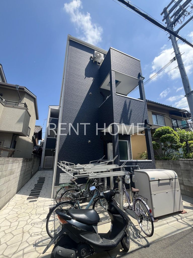 建物外観　3階建てのスマートな建物です。