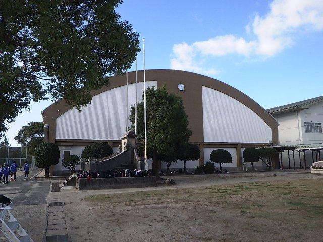 中学校　豊橋市立青陵中学校（中学校）まで942m
