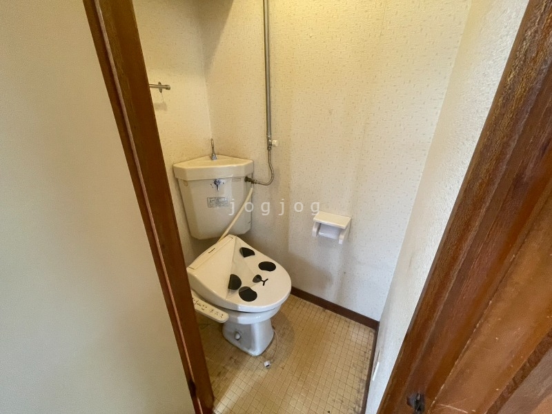 トイレ　嬉しい温水洗浄便座付きのトイレです。