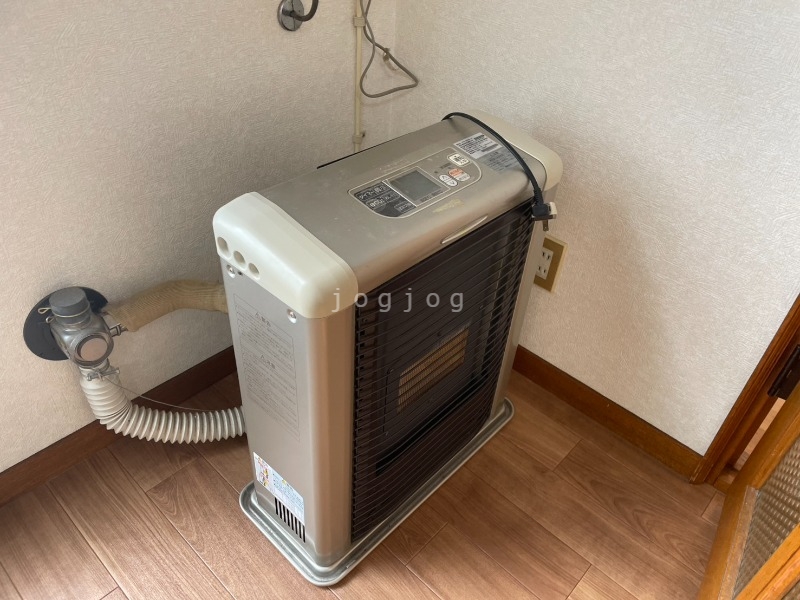 その他設備　冬はあったか石油ストーブです。