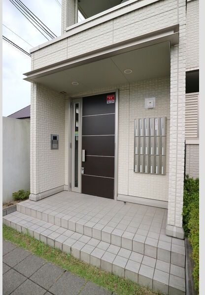 阪急今津線 甲東園駅 徒歩8分 3階建 築18年の玄関写真